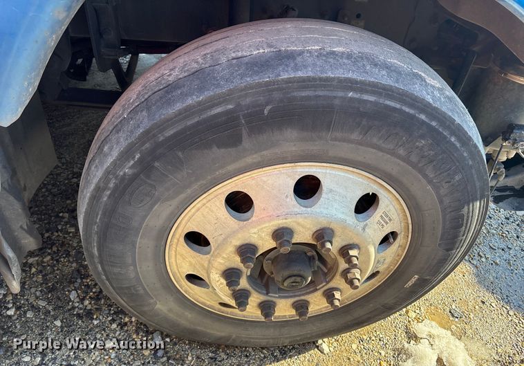 image for item YA1782 2017 Freightliner Cascadia semi truck