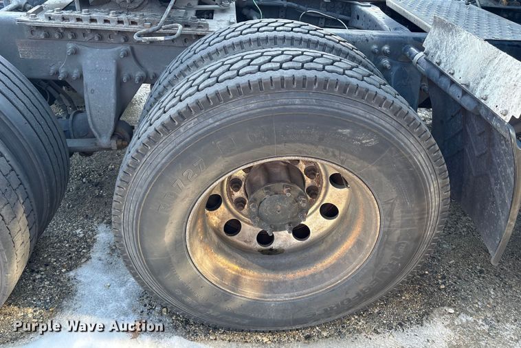 image for item YA1782 2017 Freightliner Cascadia semi truck