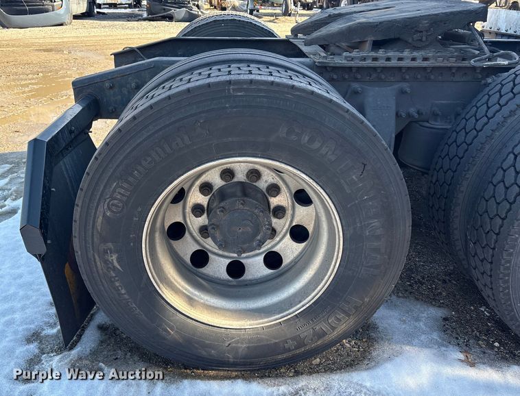 image for item YA1782 2017 Freightliner Cascadia semi truck