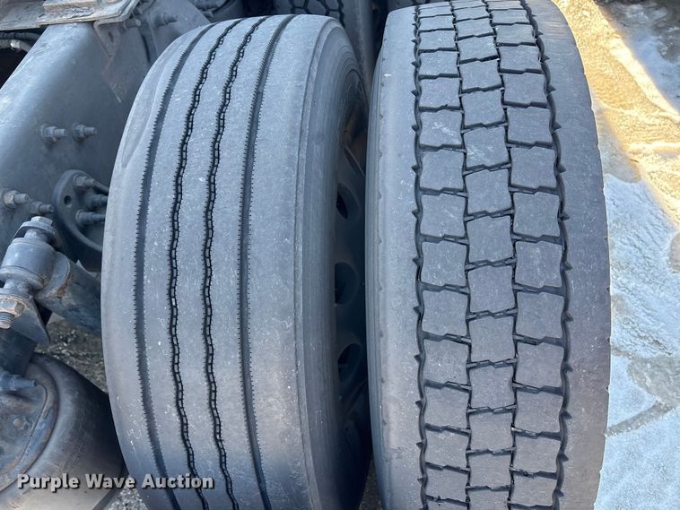 image for item YA1782 2017 Freightliner Cascadia semi truck