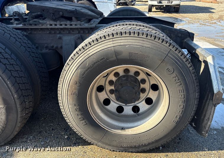 image for item YA1782 2017 Freightliner Cascadia semi truck