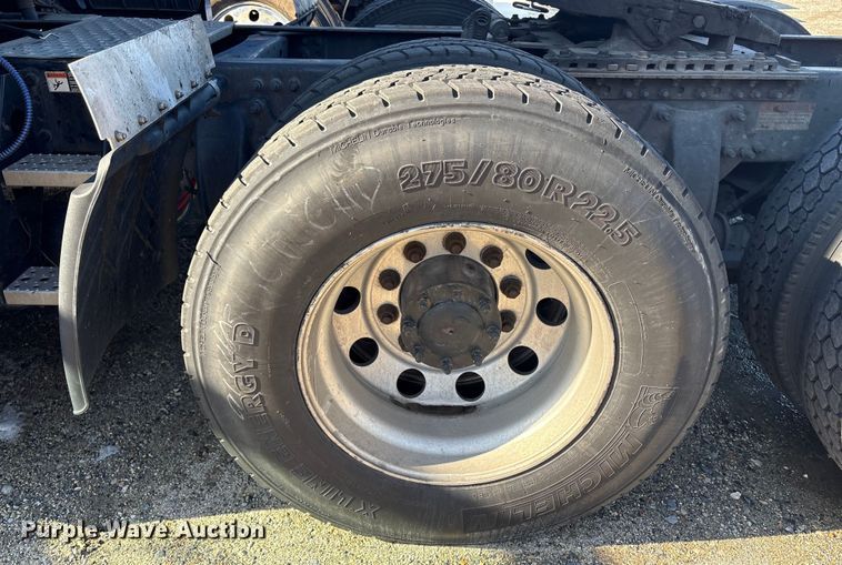 image for item YA1782 2017 Freightliner Cascadia semi truck