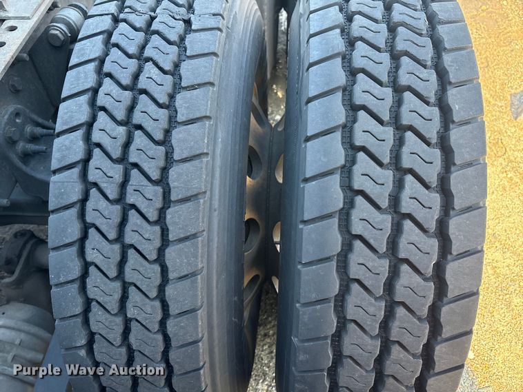 image for item YA1782 2017 Freightliner Cascadia semi truck