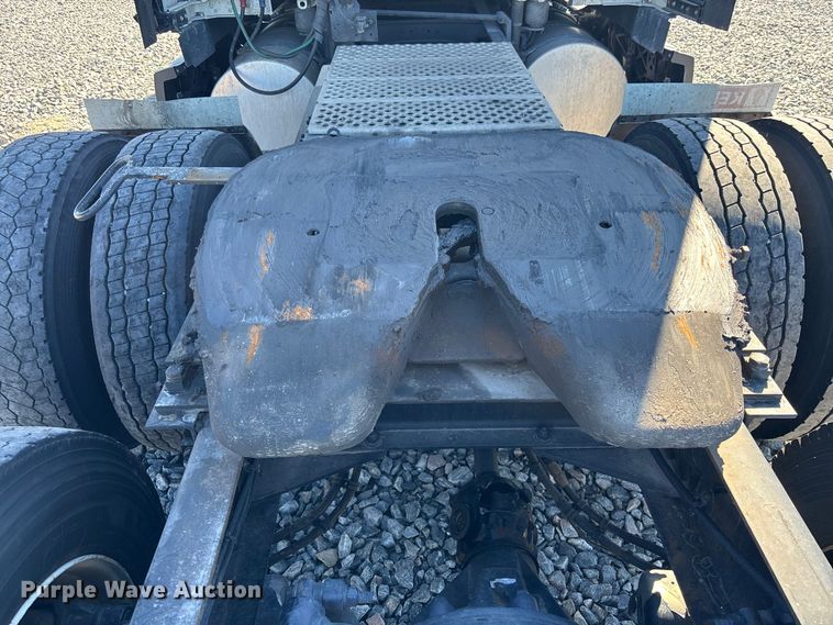 image for item YA1785 2023 Kenworth T680 semi truck