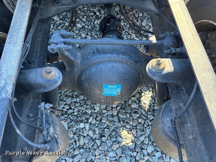 image for item YA1785 2023 Kenworth T680 semi truck