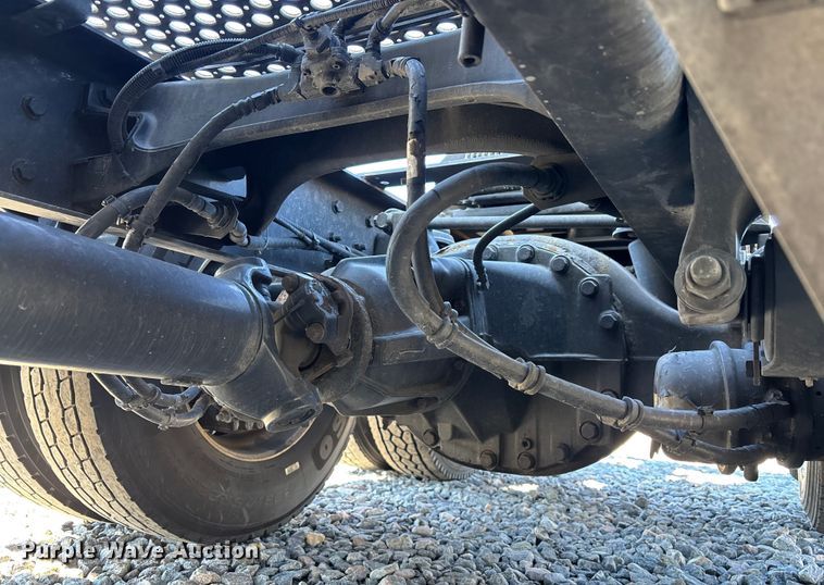 image for item YA1785 2023 Kenworth T680 semi truck