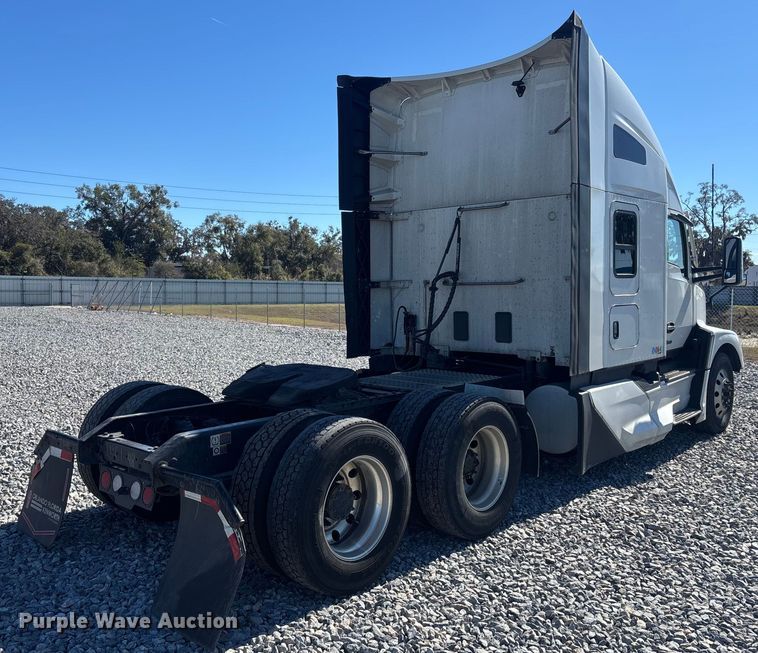 image for item YA1785 2023 Kenworth T680 semi truck