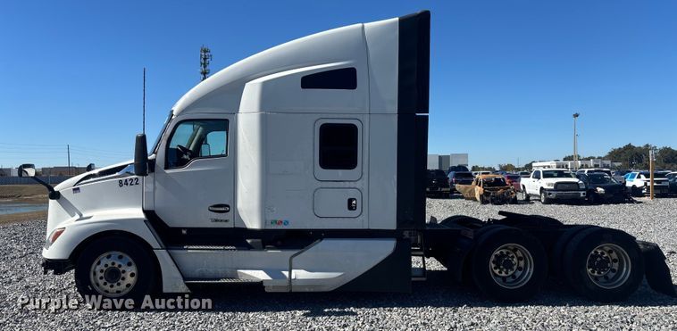 image for item YA1785 2023 Kenworth T680 semi truck
