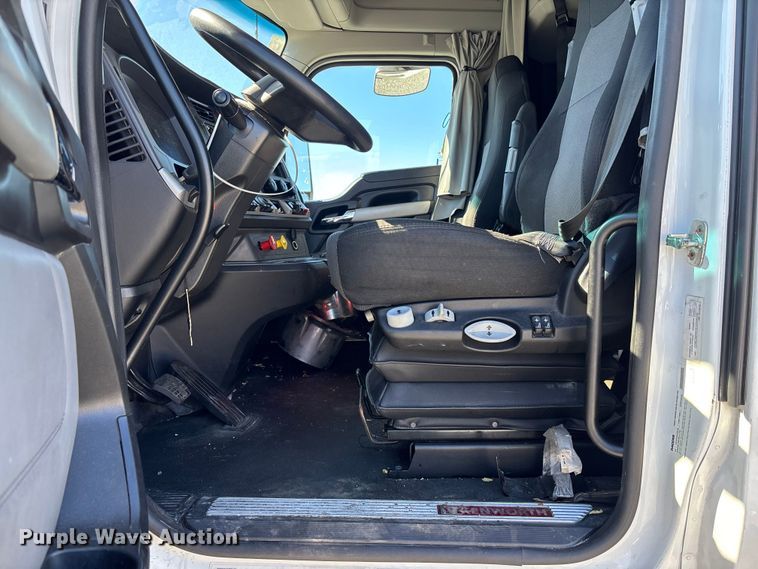 image for item YA1785 2023 Kenworth T680 semi truck