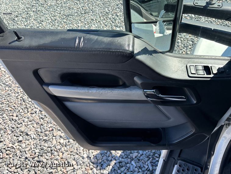 image for item YA1785 2023 Kenworth T680 semi truck