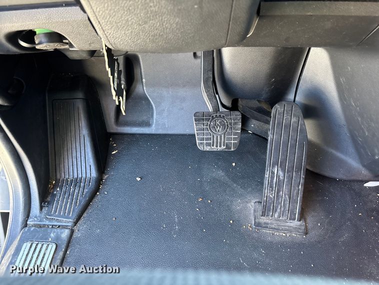 image for item YA1785 2023 Kenworth T680 semi truck