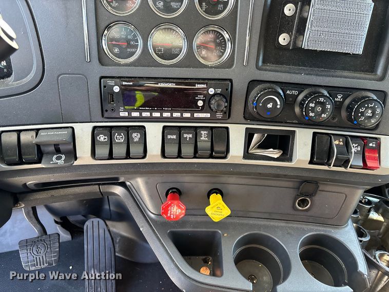 image for item YA1785 2023 Kenworth T680 semi truck