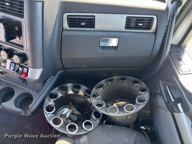 image for item YA1785 2023 Kenworth T680 semi truck