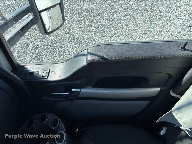 image for item YA1785 2023 Kenworth T680 semi truck