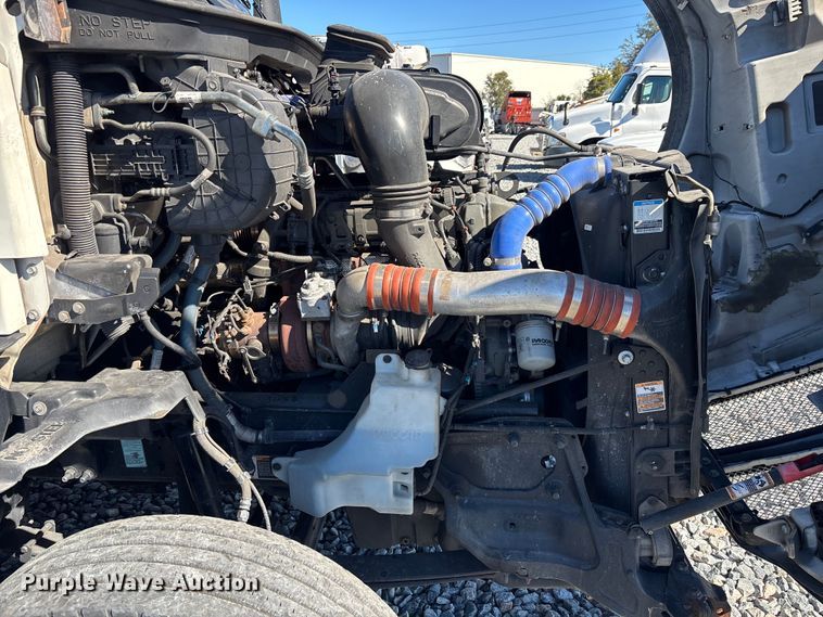 image for item YA1785 2023 Kenworth T680 semi truck