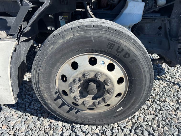 image for item YA1785 2023 Kenworth T680 semi truck