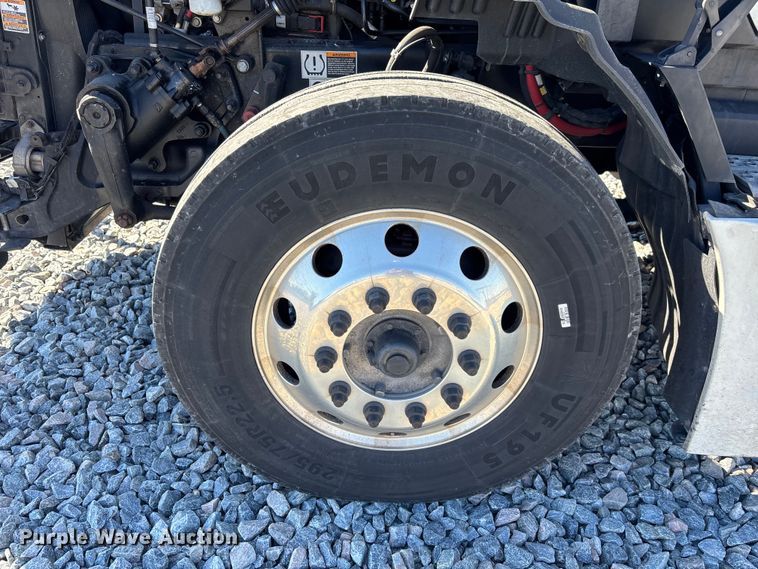 image for item YA1785 2023 Kenworth T680 semi truck