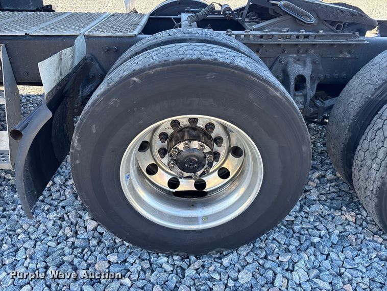 image for item YA1785 2023 Kenworth T680 semi truck