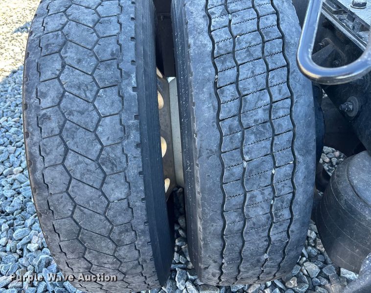 image for item YA1785 2023 Kenworth T680 semi truck