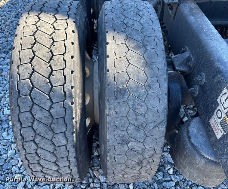 image for item YA1785 2023 Kenworth T680 semi truck