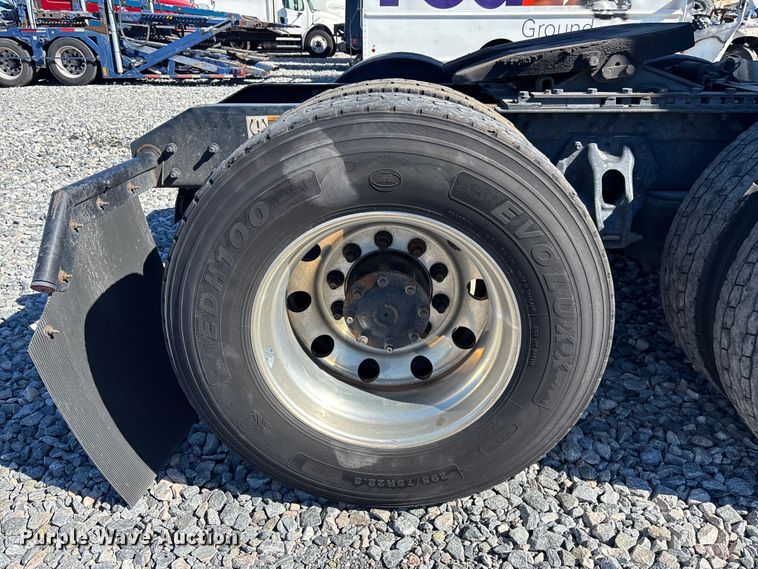 image for item YA1785 2023 Kenworth T680 semi truck