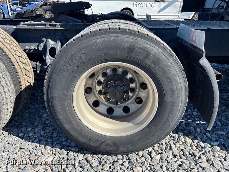 image for item YA1785 2023 Kenworth T680 semi truck