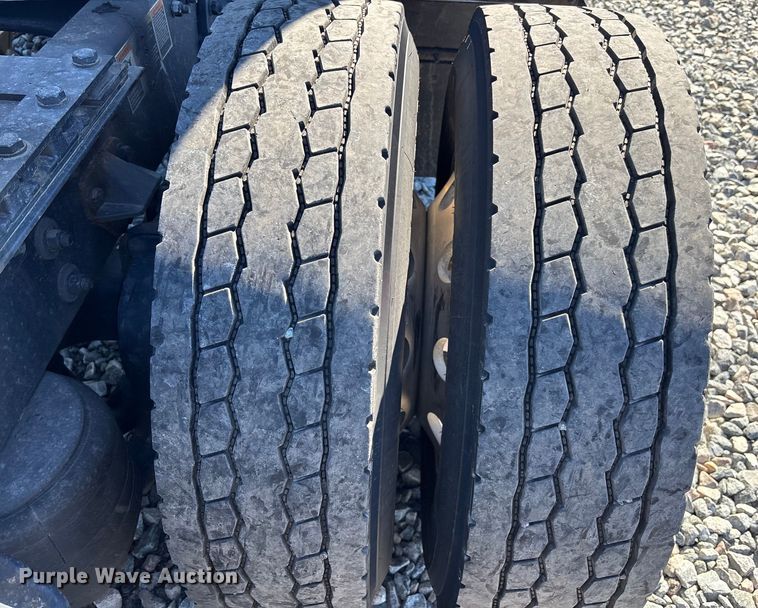 image for item YA1785 2023 Kenworth T680 semi truck