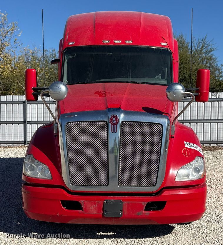 image for item YA1787 2019 Kenworth T680 semi truck