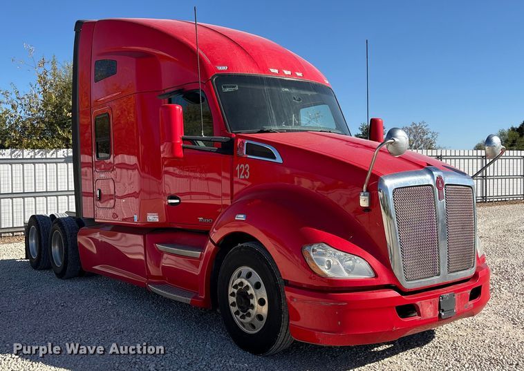 image for item YA1787 2019 Kenworth T680 semi truck