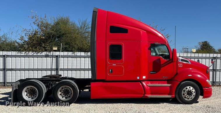 image for item YA1787 2019 Kenworth T680 semi truck