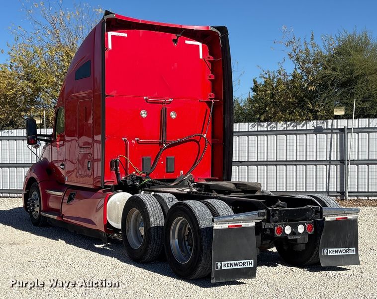 image for item YA1787 2019 Kenworth T680 semi truck