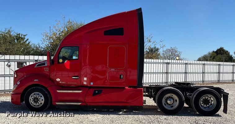 image for item YA1787 2019 Kenworth T680 semi truck