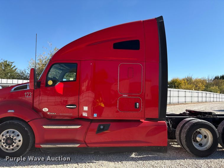 image for item YA1787 2019 Kenworth T680 semi truck