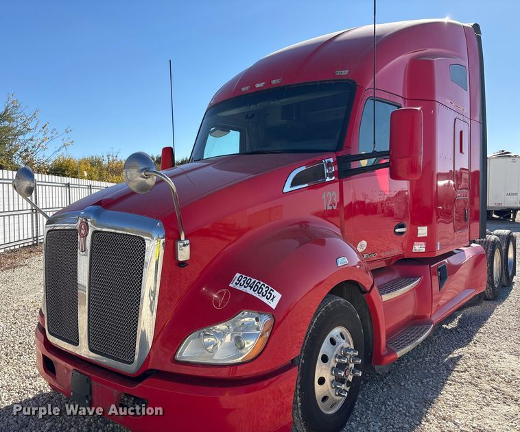 image for item YA1787 2019 Kenworth T680 semi truck