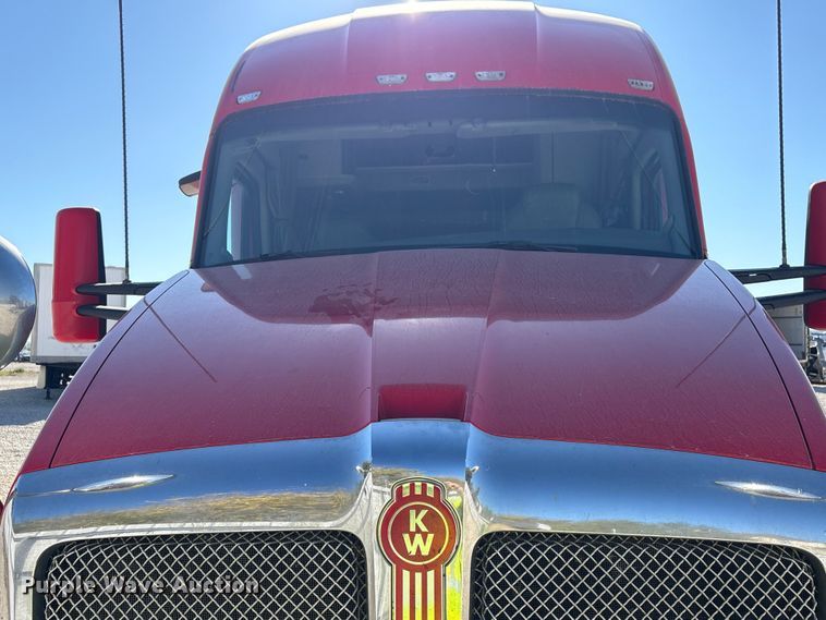image for item YA1787 2019 Kenworth T680 semi truck