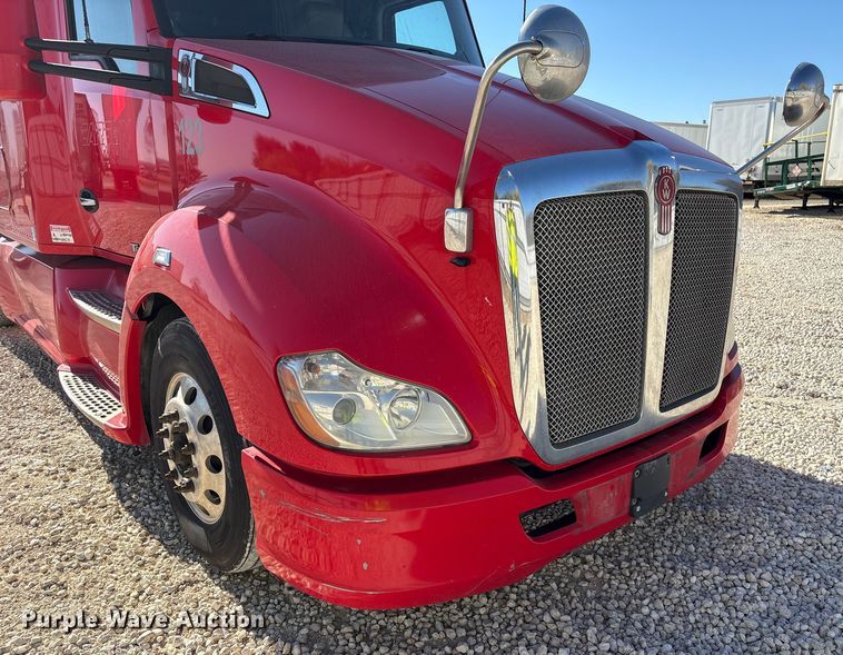 image for item YA1787 2019 Kenworth T680 semi truck