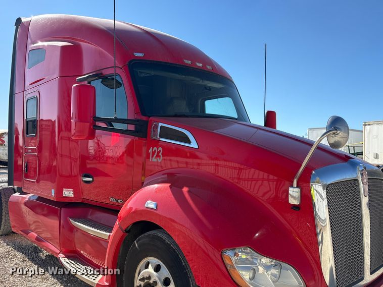 image for item YA1787 2019 Kenworth T680 semi truck