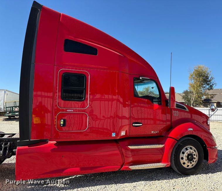 image for item YA1787 2019 Kenworth T680 semi truck
