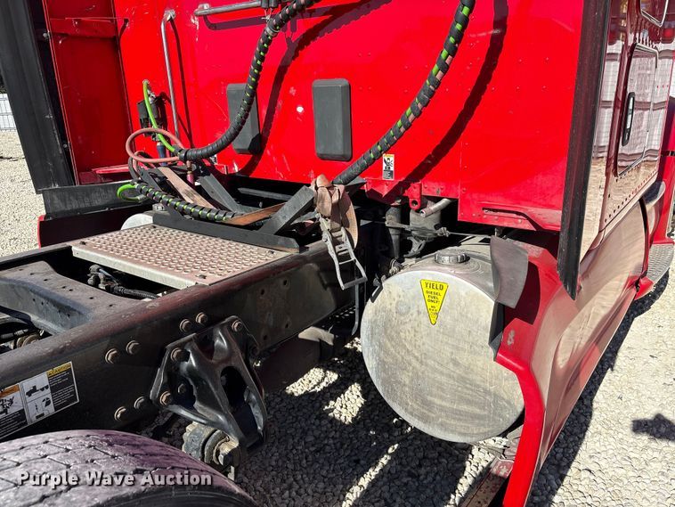 image for item YA1787 2019 Kenworth T680 semi truck