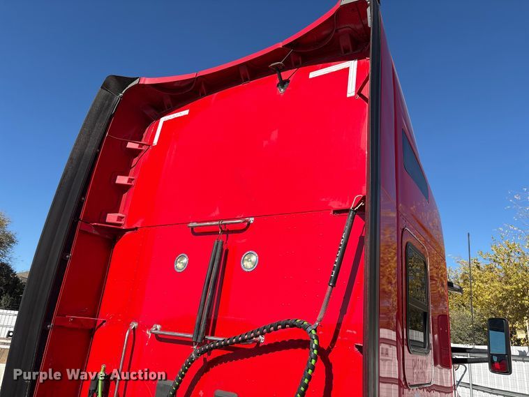 image for item YA1787 2019 Kenworth T680 semi truck