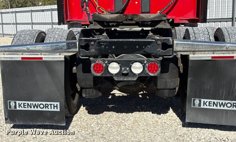 image for item YA1787 2019 Kenworth T680 semi truck
