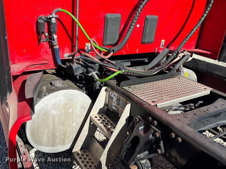 image for item YA1787 2019 Kenworth T680 semi truck