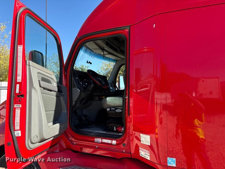 image for item YA1787 2019 Kenworth T680 semi truck