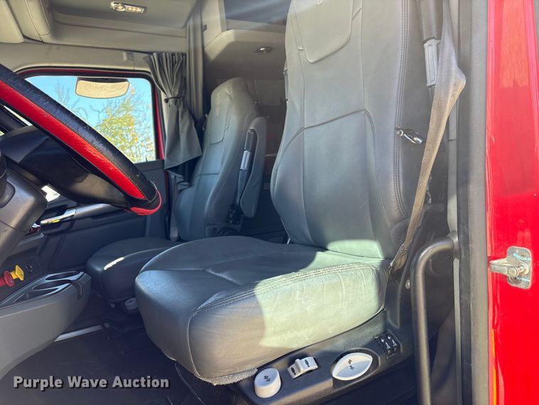 image for item YA1787 2019 Kenworth T680 semi truck