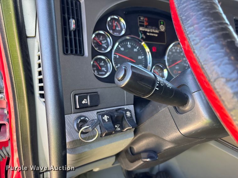 image for item YA1787 2019 Kenworth T680 semi truck