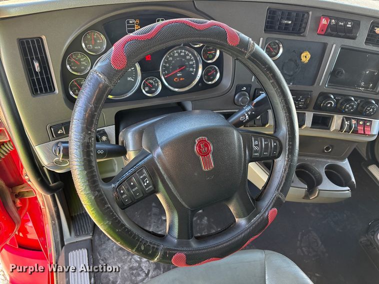 image for item YA1787 2019 Kenworth T680 semi truck