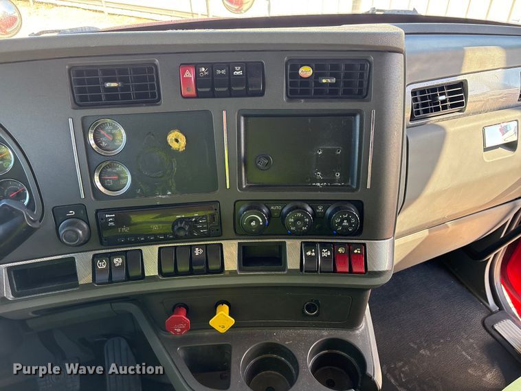 image for item YA1787 2019 Kenworth T680 semi truck