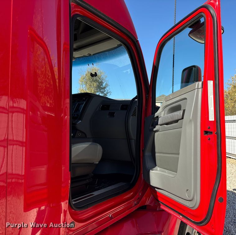 image for item YA1787 2019 Kenworth T680 semi truck