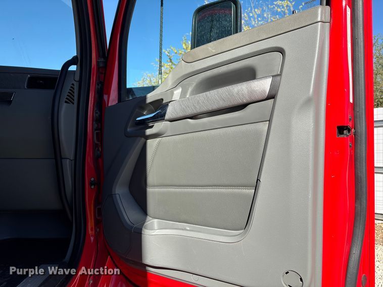 image for item YA1787 2019 Kenworth T680 semi truck