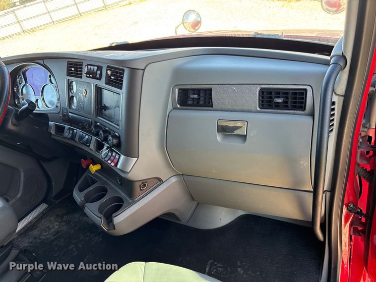 image for item YA1787 2019 Kenworth T680 semi truck